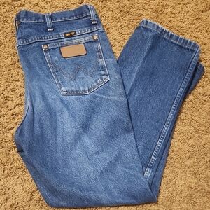 Wrangler Men's Relaxed Straight Jeans in Medium Blue